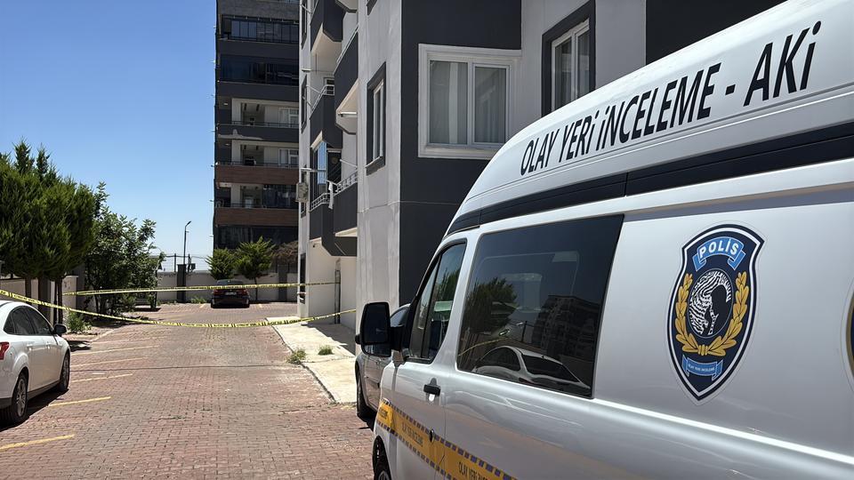 Kucağına aldığı çocuğuyla 8'inci kattan atladı: Anne öldü, çocuk ağır yaralandı