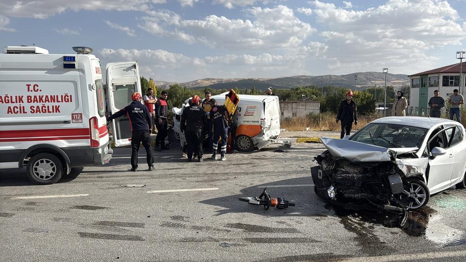 Feci kazada 1 kişi öldü, 2'si çocuk 4 yaralı