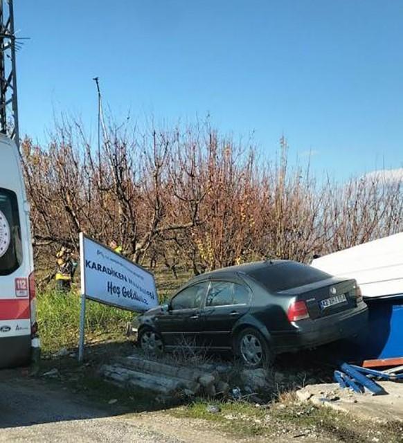 Otomobil otobüs durağına çarptı: 2 yaralı