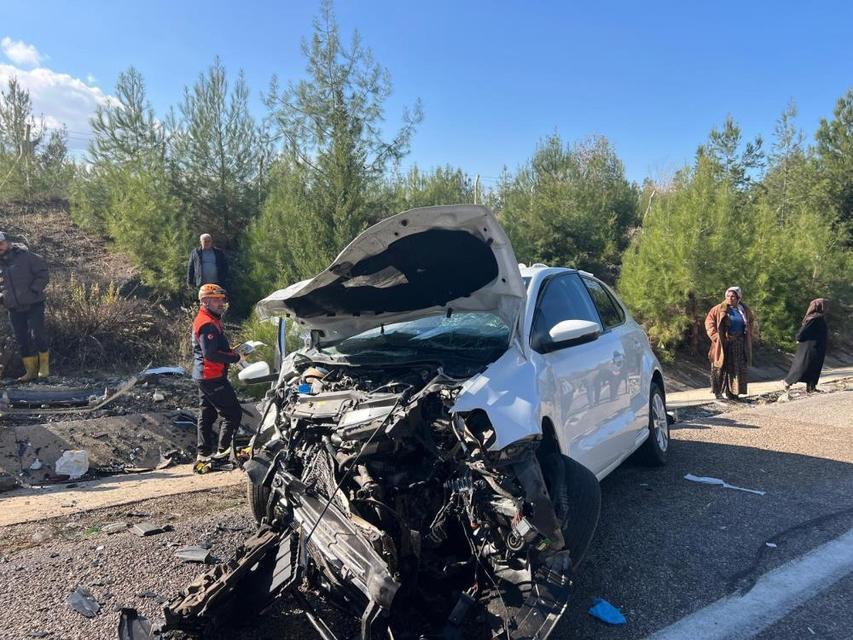 Hafif ticari araçla otomobil çarpıştı: 5'i ağır, 6 yaralı