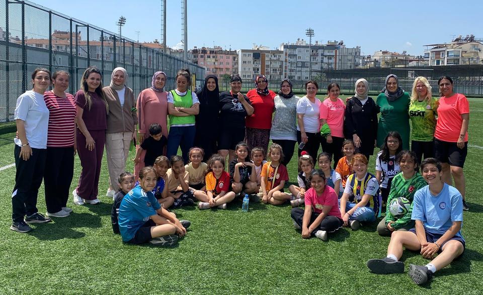 ANNELER ÇOCUKLARI İÇİN SAHAYA ÇIKTI
