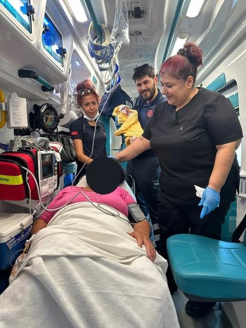 Ambulansta doğum yaptı