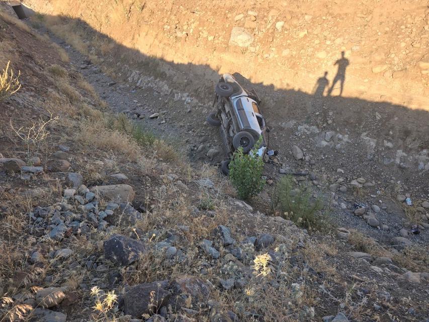 Kamyonet şarampole yuvarlandı: 3 yaralı