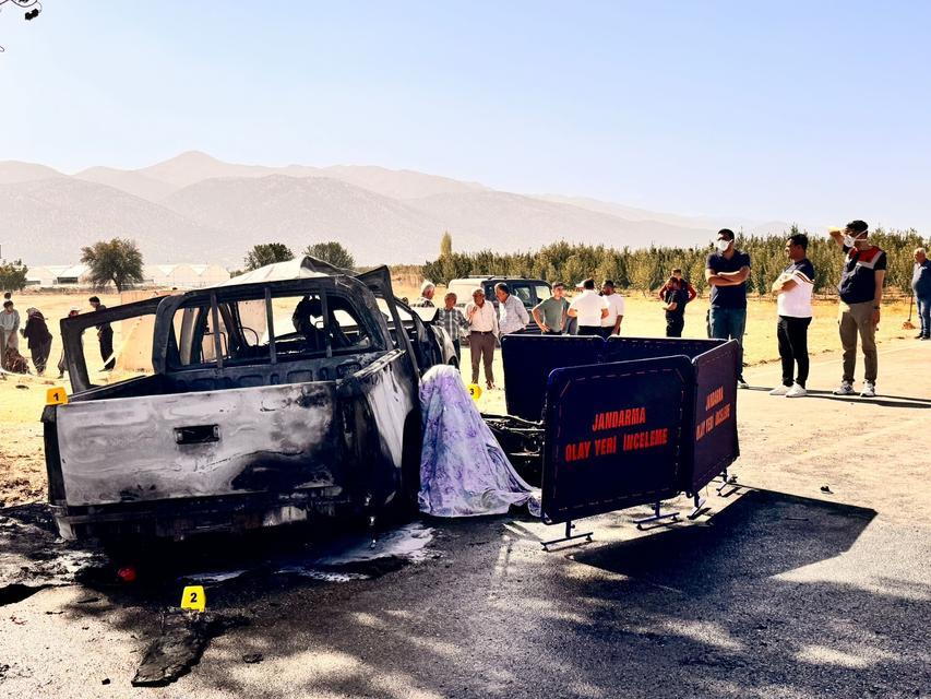 KAMYONET İLE MOTOSİKLET ÇARPIŞIP ALEV ALEV YANDI: 2 ÖLÜ, 1 YARALI MOTOSİKLET SÜRÜCÜSÜNÜN SATTIĞI MOTOSİKLETİNİ 1 GÜN SONRA DEVREDECEĞİ ÖĞRENİLDİ