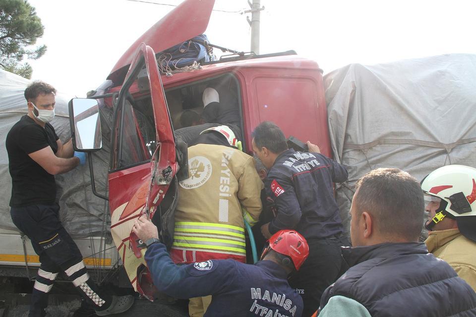 MANİSA'DA İKİ TIR ÇARPIŞTI: 1 YARALI