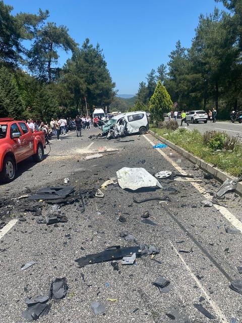 MARMARİS'TE KARAYOLU SAVAŞ ALANINA DÖNDÜ: 1 ÖLÜ, 4 YARALI KAZA NEDENİYLE TRAFİK DURMA NOKTASINA GELDİ