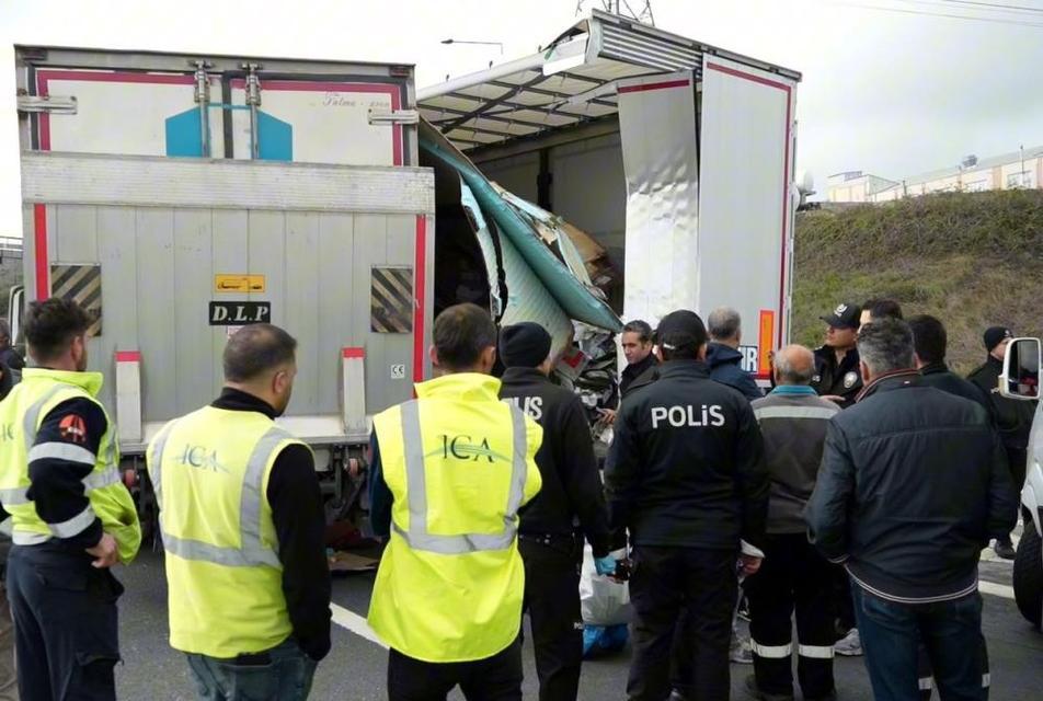 Otoyolda geri geri gelen tıra kamyonet çarptı: 1 ölü, 1 yaralı