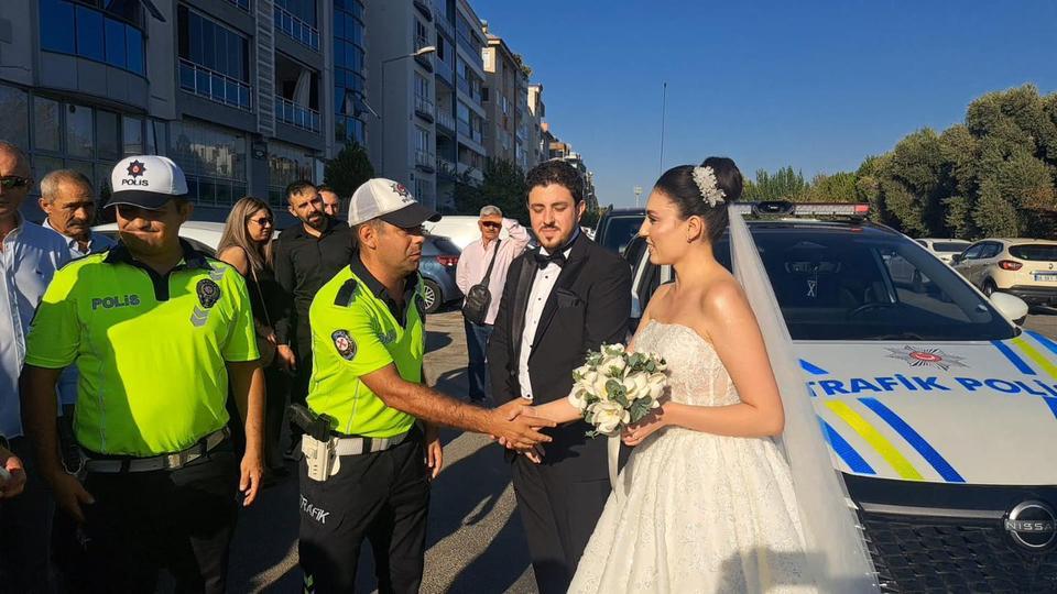 Aydın’da trafik polislerinden üniformalı düğün sürprizi