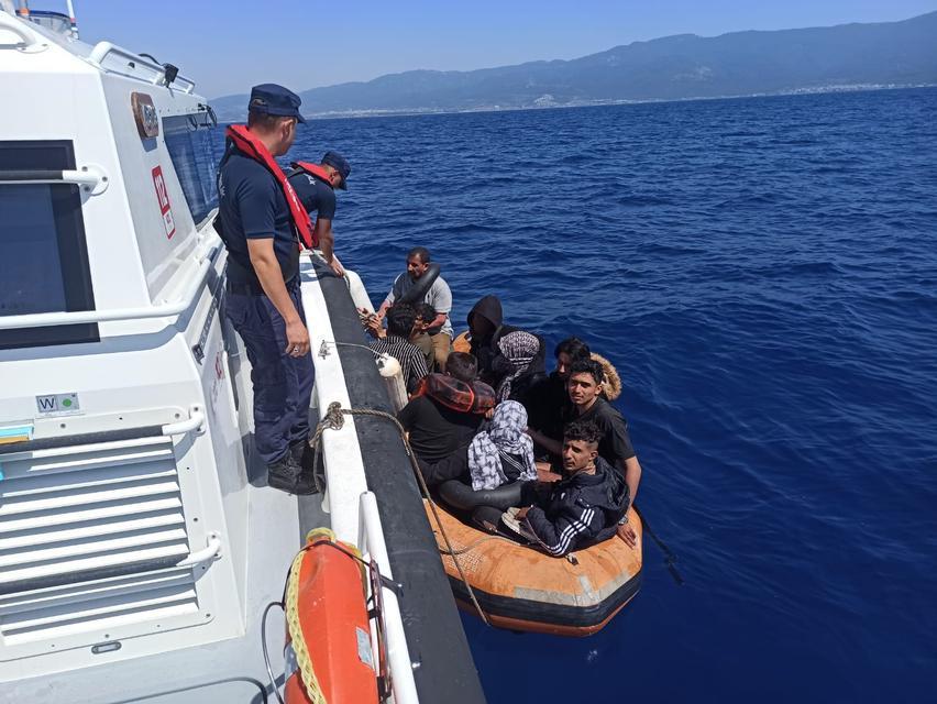 Kuşadası'nda 10 düzensiz göçmen kurtarıldı