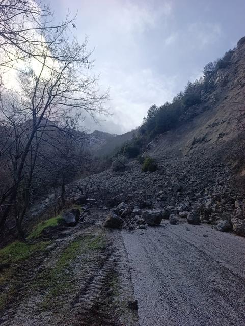 BULDAN'DA TOPRAK KAYMASI NEDENİYLE  BİR MAHALLE YOLU ULAŞIMA KAPANDI