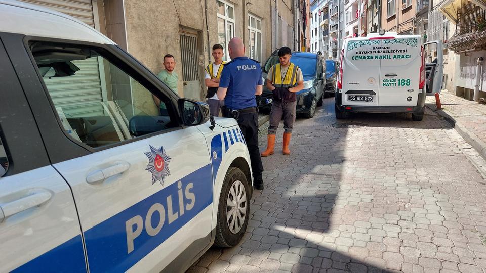 Apartmana yayılan koku yaşlı adamın öldüğünü ortaya çıkardı