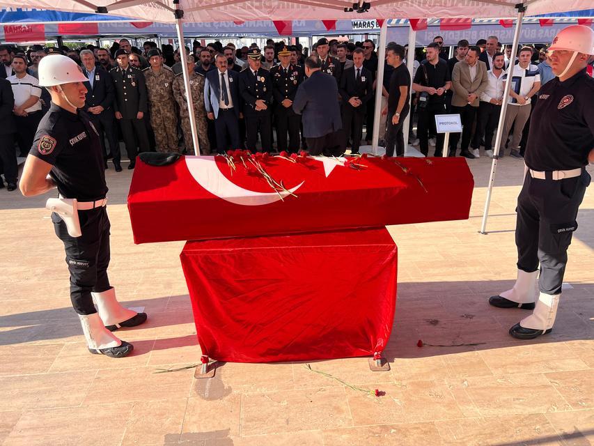 Şehit, babasının yanına defnedildi