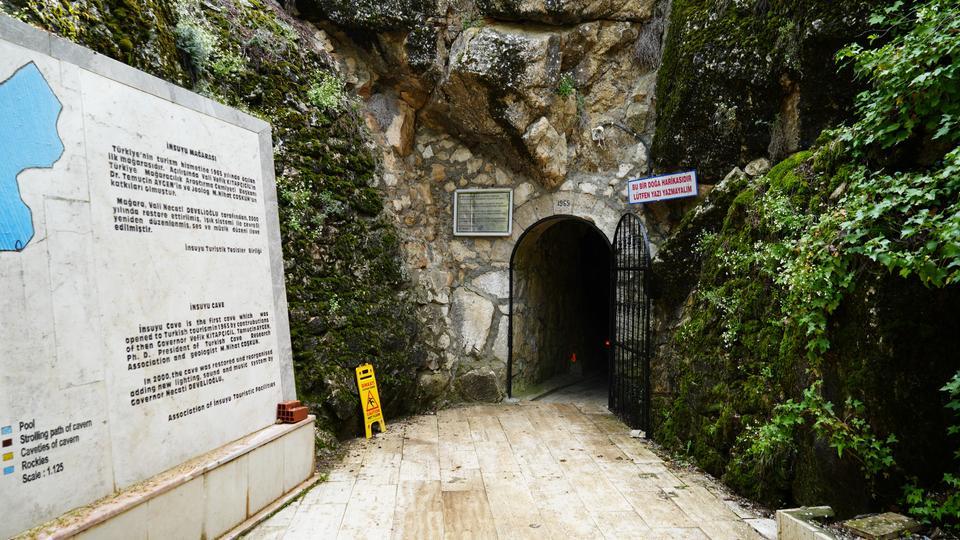 TÜRKİYE'NİN İLK TURİSTİK MAĞARASI İNSUYU, KURUYAN SULARIYLA FOSİL HALİNE GELDİ "İNSAN KAYNAKLI AŞIRI SU KULLANIMI NEDENİYLE SULARINI KAYBEDEREK "FOSİL MAĞARA" STATÜSÜNE DÜŞTÜ MAKÜ FEN EDEBİYAT FAKÜLTESİ FİZİKİ COĞRAFYA ANABİLİM DALI ÖĞRETİM ÜYESİ DOÇ. DR. KADİR TUNCER: "İNSUYU MAĞARASI SON 20 YILDA FOSİL MAĞARA HALİNE GELDİ. BU DA BÖLGEDEKİ SUYUN HIZLI ÇEKİLDİĞİNİ GÖSTERİYOR" "SANİYEDE 50 LİTRE SU AKIYORDU, ŞİMDİ KURUDU"