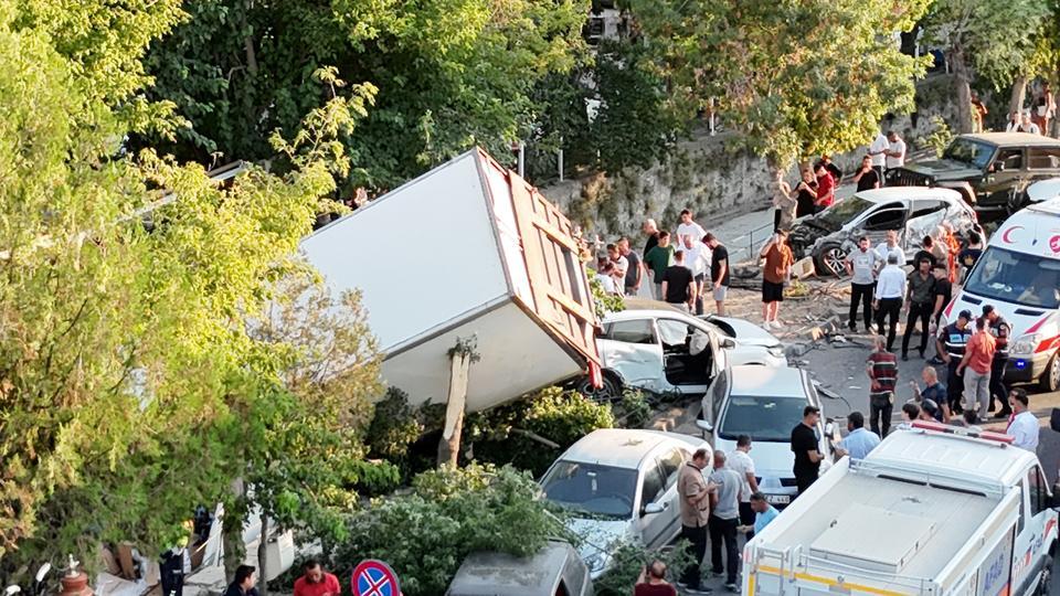 Freni patlayan kamyon 10 araca çarptı