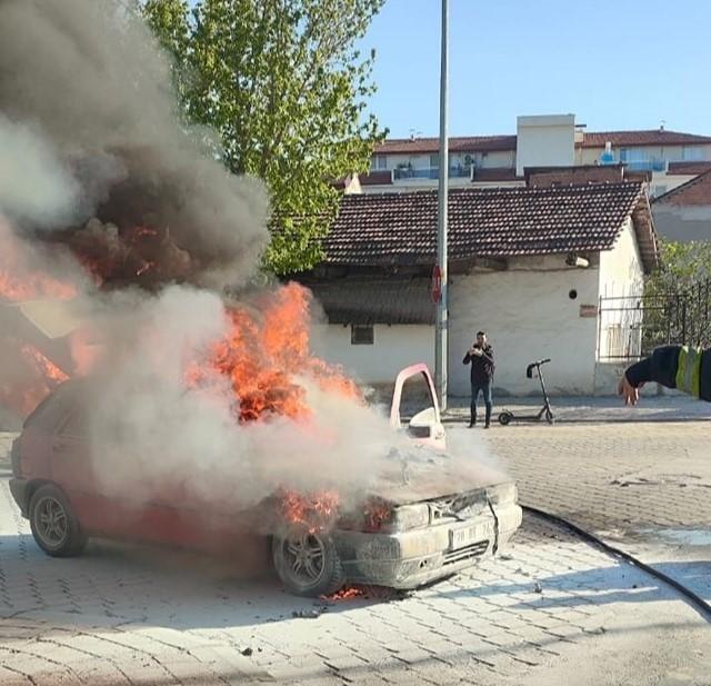 DENİZLİ'DE BAKIMDAN ÇIKAN OTOMOBİL ALEV TOPUNA DÖNDÜ