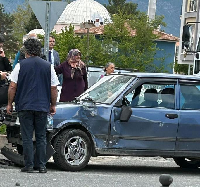 Otomobil ile motosiklet çarpıştı: 1 yaralı