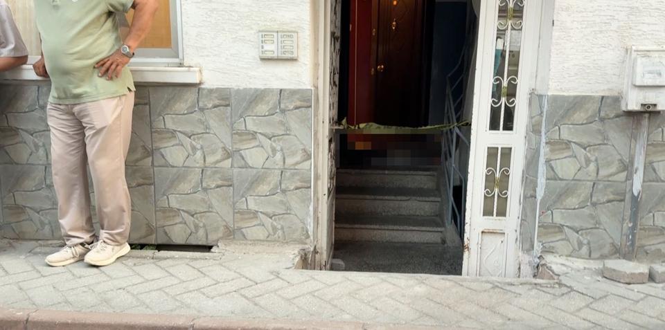 Sokakta düşen yaşlı adam evinin kapısında hayatını kaybetti