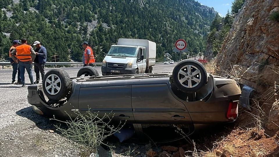 Otomobil yoldan çıkıp takla attı: 2 genç yaralı