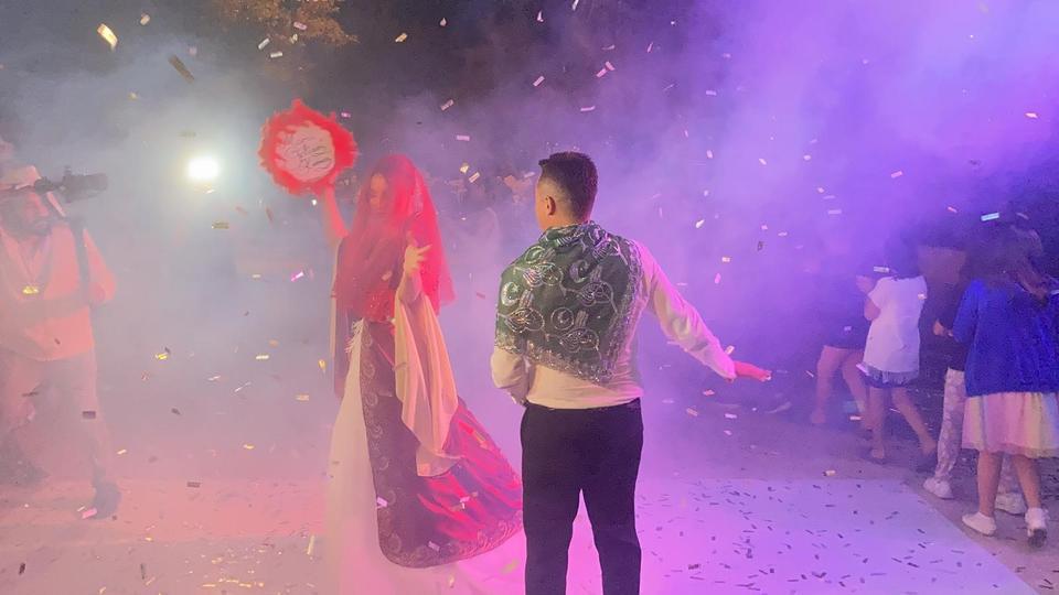 İLK GÖRÜŞTE AŞKLA BAŞLADI: SİBİRYALI GELİNE TÜRK USULÜ DÜĞÜN MERSİN ERDEMLİ'DE AÇIK HAVADA YAPILAN DÜĞÜNLE MESAFELERİ TANIMAYARAK AŞKIYLA EVLENEN MARİİA'YA KINA YAKILDI, ARDINDAN DA DAMADIN ÖNÜNDE TESTİ KIRDI DAMAT İLYAS CAN KİL: "AŞKIN GÜCÜ 10 BİN KİLOMETREYİ AŞTI VE BURAYA KADAR GELDİ" GELİN MARİİA SADNOVA: "BEN CAN İÇİN SİBİRYA'DAN ERDEMLİ'YE GELDİM, GELİNCE ANLADIM Kİ TÜRKİYE ÇOK GÜZEL"