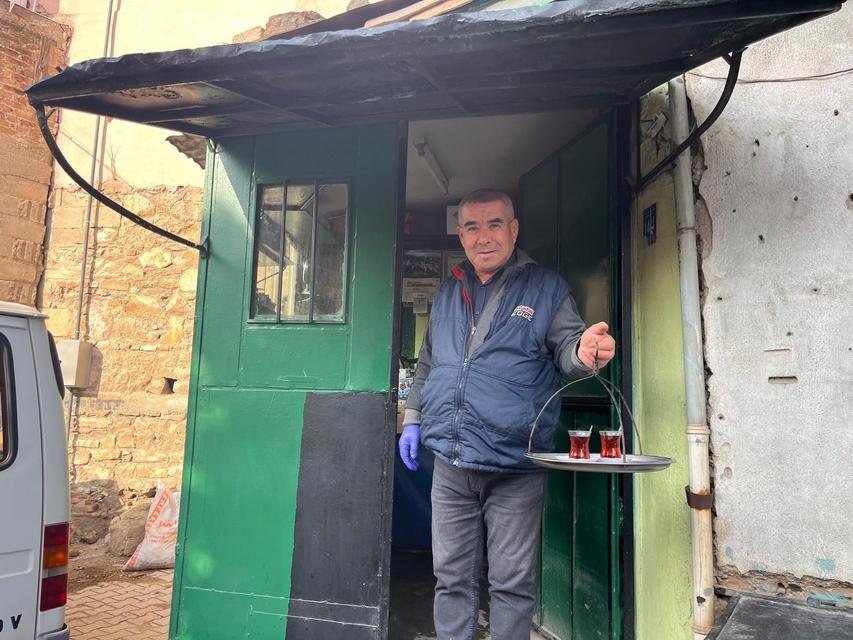 50 yıllık çay ocağında baba mesleğini sürdürüyor