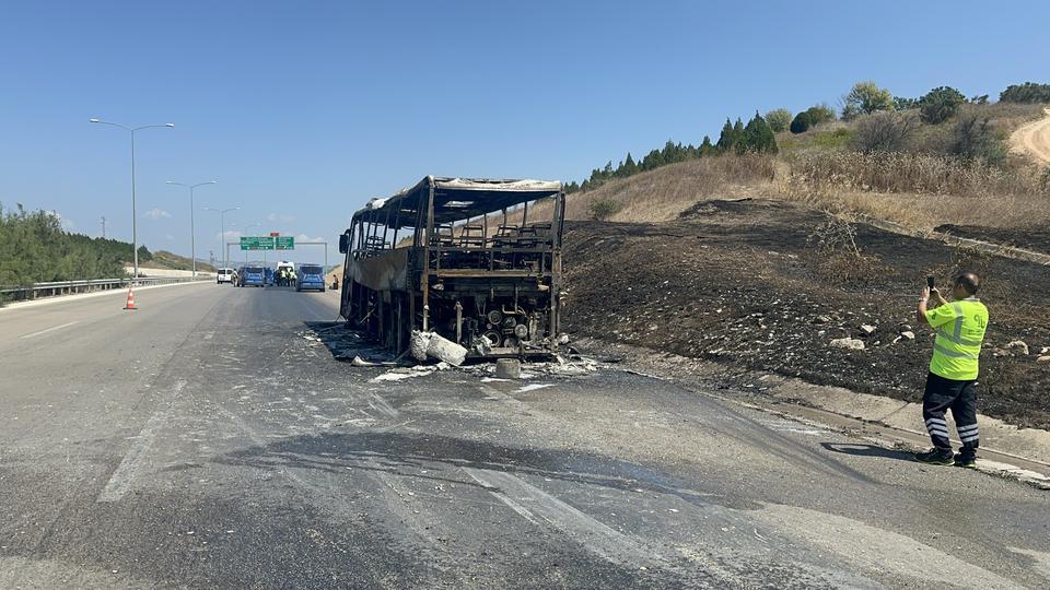OTOBÜS ALEVLERE TESLİM OLDU: YANGIN OTLUK ALANA SIÇRADI, 41 YOLCU TAHLİYE EDİLDİ OTOBÜS ŞOFÖRÜNÜN BEKLEYİŞİ YÜREKLERİ DAĞLADI OTOYOLDA CAN PAZARI