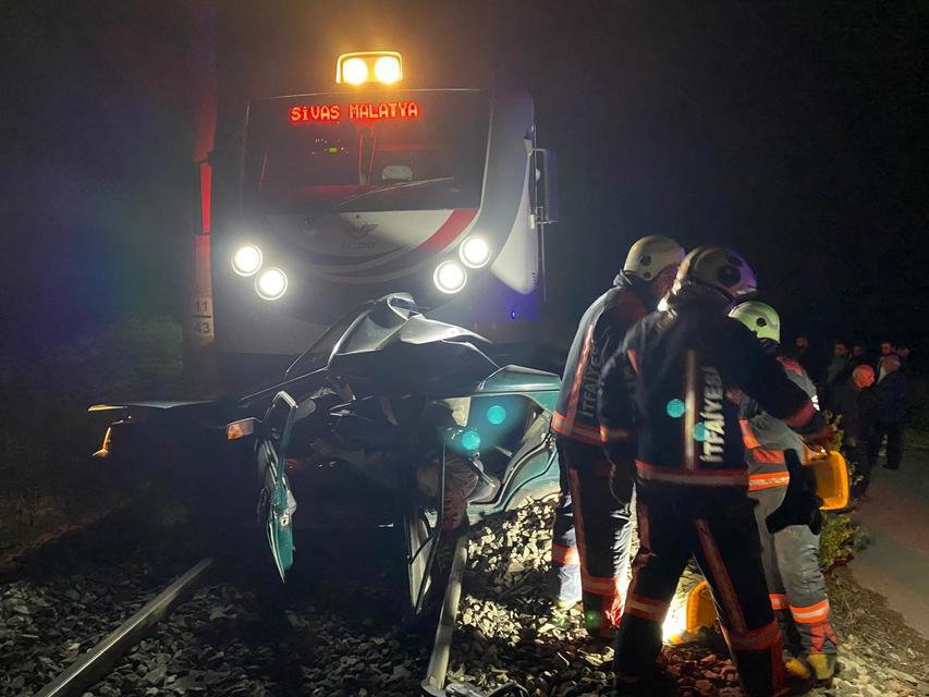 Malatya'da hemzemin geçitte bir otomobil trenin altında kalarak yaklaşık 200 metre sürüklendi. Feci kazada ehliyeti bulunmadığı belirlenen sürücü hayatını kaybetti.