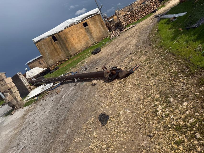 Dehşet anları kamerada: Fırtına çatıları uçurdu, direkleri devirdi
