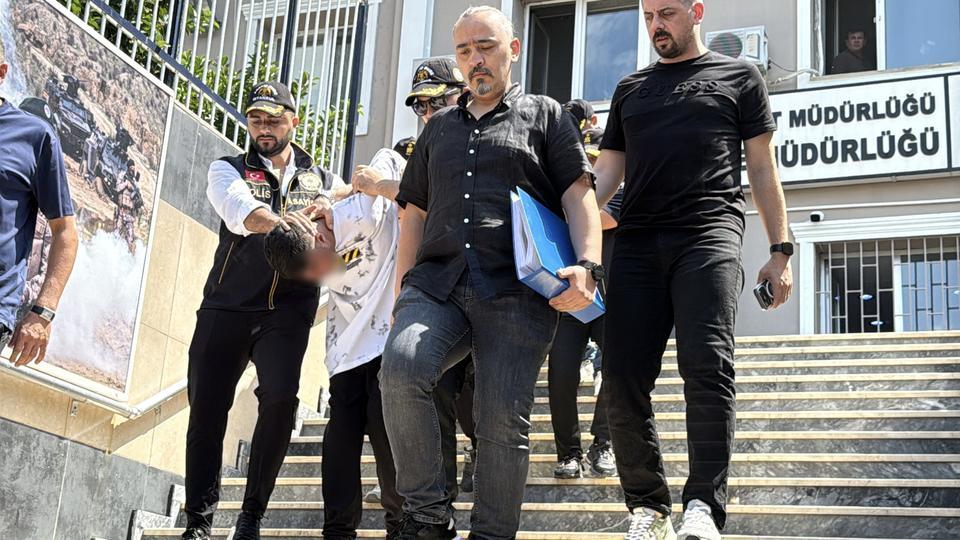 PENDİK'TE SİLAHLI SALDIRIYA UĞRAYAN İŞ ADAMI HAYATINI KAYBETTİ: SALDIRI ANI KAMERADA 480 SAATLİK KAMERA İZLENDİ, SİLAHLI SALDIRGAN TAKSİM'DE YÜRÜYÜŞ YAPARKEN YAKALANDI OLAYA İLİŞKİN GÖZALTINA ALINAN 3 ŞÜPHELİ ADLİYEYE SEVK EDİLDİ SİLAHLI SALDIRGAN: "AMACIM ÖLDÜRMEK DEĞİLDİ"