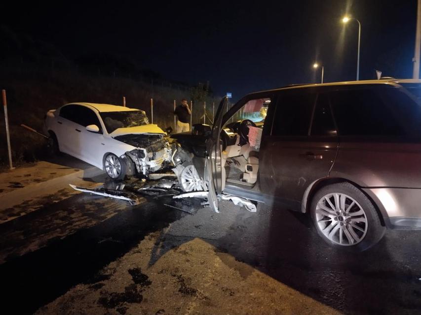 Ters yönden gelen otomobil, 2 araca çarptı: 2'si ağır 5 yaralı
