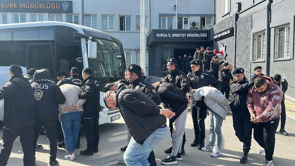 BURSA'DA FUHUŞ ÇETESİNE ŞAFAK VAKTİ OPERASYON: 19 TUTUKLAMA DÜNYA KADINLAR GÜNÜ'NDE ÇÖKERTİLEN FUHUŞ ÇETESİ ÜYESİNDEN 19'U TUTUKLANDI OPERASYON ANLARINA AİT YENİ GÖRÜNTÜLER ORTAYA ÇIKTI