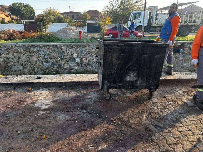 ÇÖP KONTEYNERLERİ İLÇE KANALINA ATILDI, BELEDİYE HUKUKİ SÜREÇ BAŞLATACAK