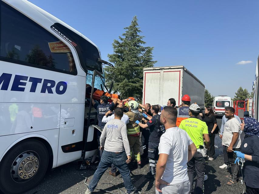 Kamyona arkadan çarpan otobüsün muavini de hayatını kaybetti