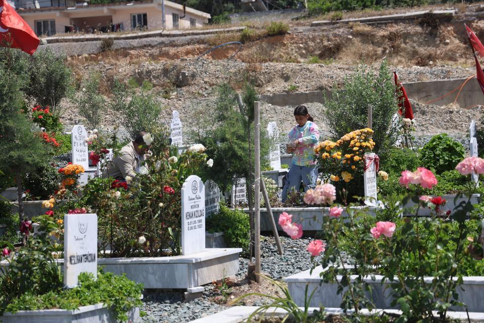 Deprem mezarlığında buruk anneler günü