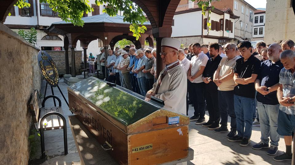 Genç öğretmen memleketinde toprağa verildi