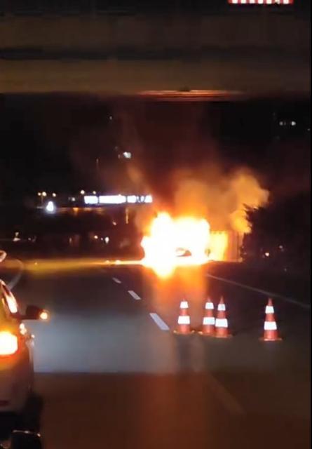 Otomobil alev alev yandı