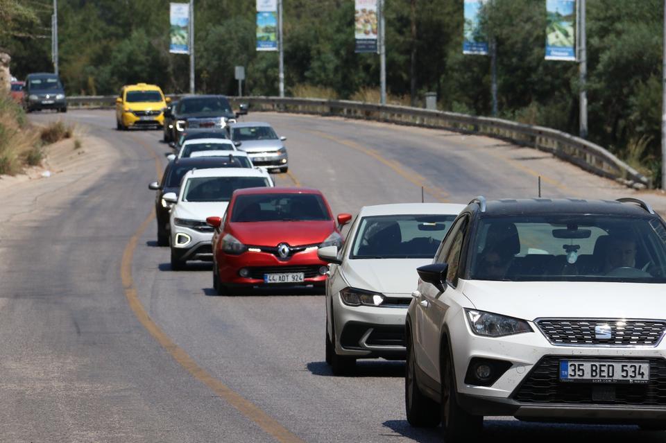 ÖLÜDENİZ YOLUNDA TATİLCİLERDEN ARAÇ KUYRUĞU