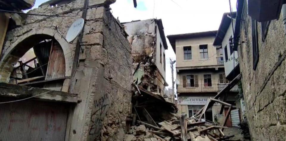 Yangında zarar gören eski bina yağışlı havada çöktü