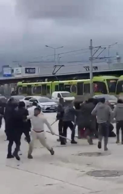 Husumetli gruplar cadde üzerinde birbirine girdi