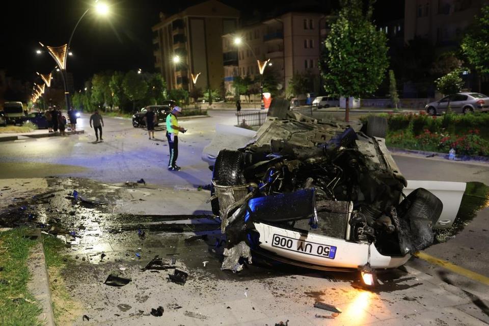 Çarpışan iki Porsche otomobilden birisi takla attı
