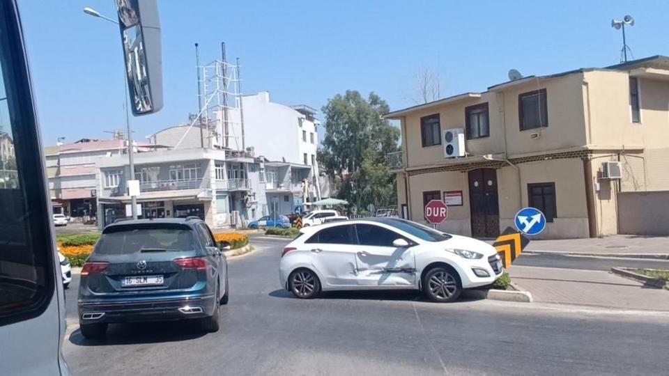 Kavşak sisteminde otomobiller çarpıştı