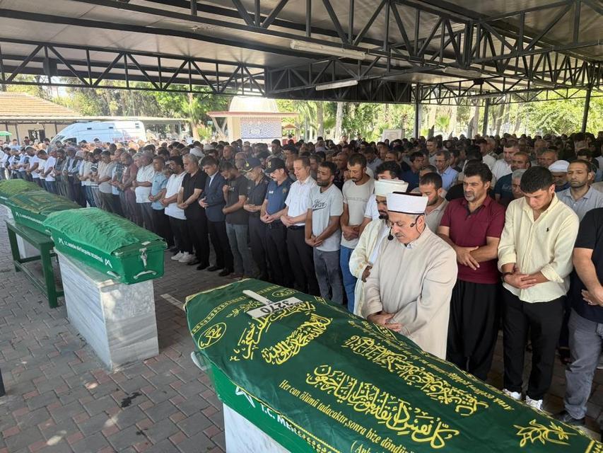 Yürek yakan veda! Aynı aileden 4 kişi gözyaşlarıyla toprağa verildi