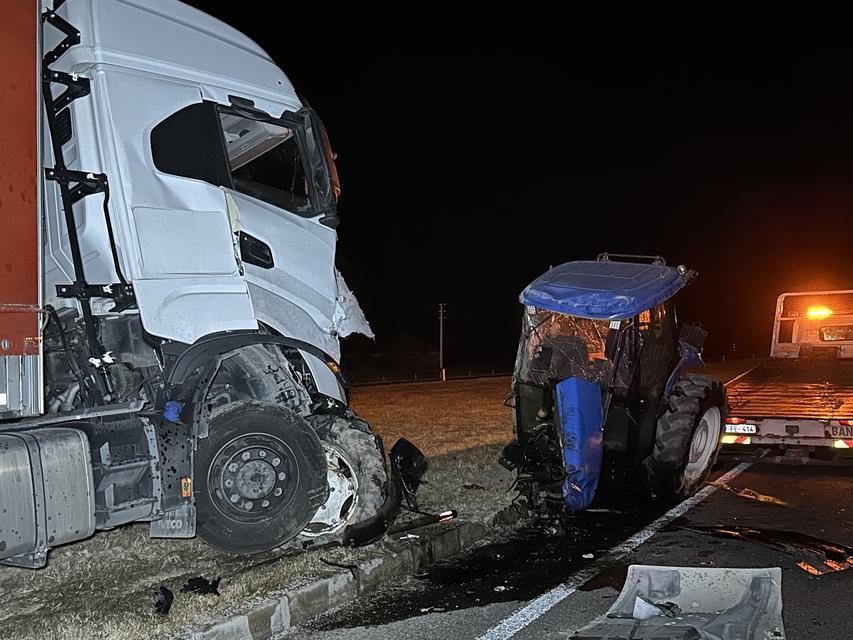 Traktör ile tır çarpıştı: 1 ölü, 1 yaralı