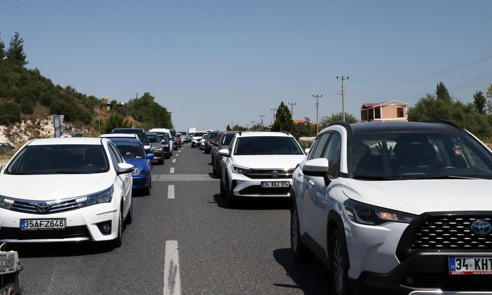 ARAÇ KUYRUĞUNUN BİR UCU AYDIN, DİĞER UCU MUĞLA'DA AYDIN-MUĞLA KARAYOLU TIKANDI 60 KİLOMETRE ARAÇ KUYRUĞU