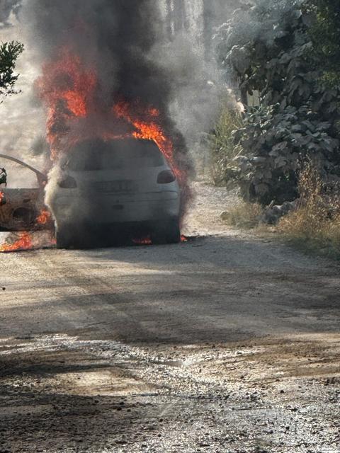 Seyir halindeki otomobil alev topuna döndü