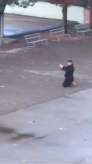 KOCAELİ'DE OKUL BAHÇESİNDE KORKU DOLU ANLAR KIZINI RAHATSIZ ETTİĞİNİ ÖNE SÜRDÜĞÜ GENCİ OKUL BAHÇESİNDE REHİN ALDI