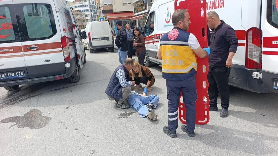 Yaya geçidini kullanan bisiklete motosiklet çarptı: 2'si çocuk 3 yaralı
