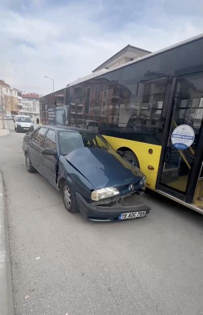 OTOMOBİL İLE YOLCU OTOBÜSÜ ÇARPIŞTI: 2 YARALI
