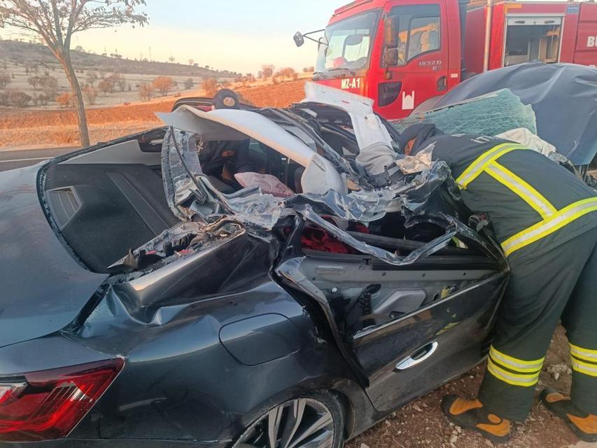 Otomobil ile tırın çarpıştığı kazada 1 kişi öldü, 2 kişi yaralandı