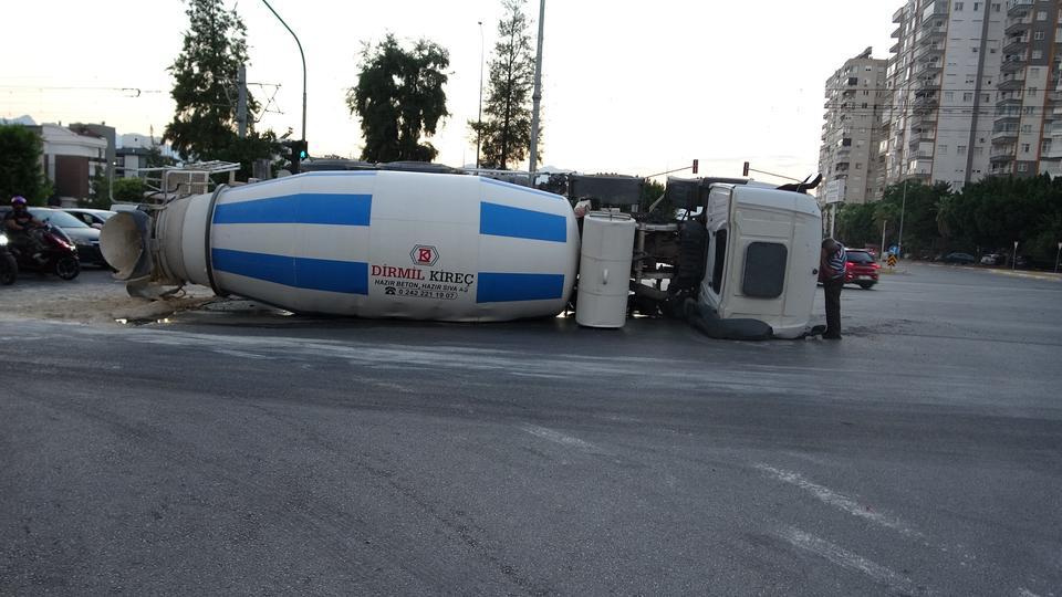 Beton mikseri devrildi: 1 yaralı