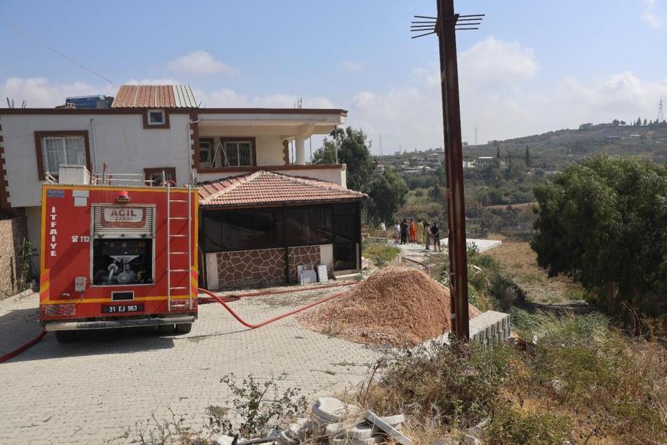 Bahçede çıkan yangın eve sıçramadan söndürüldü